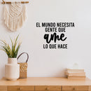 Vinyl Wall Art Decal - El Mundo Necesita Gente Que Ame Lo Que Hace / The World Needs People Who Love  - 16.5" x 24" - Inspiring Positive Spanish Quote Sticker For Home Office Decor 3