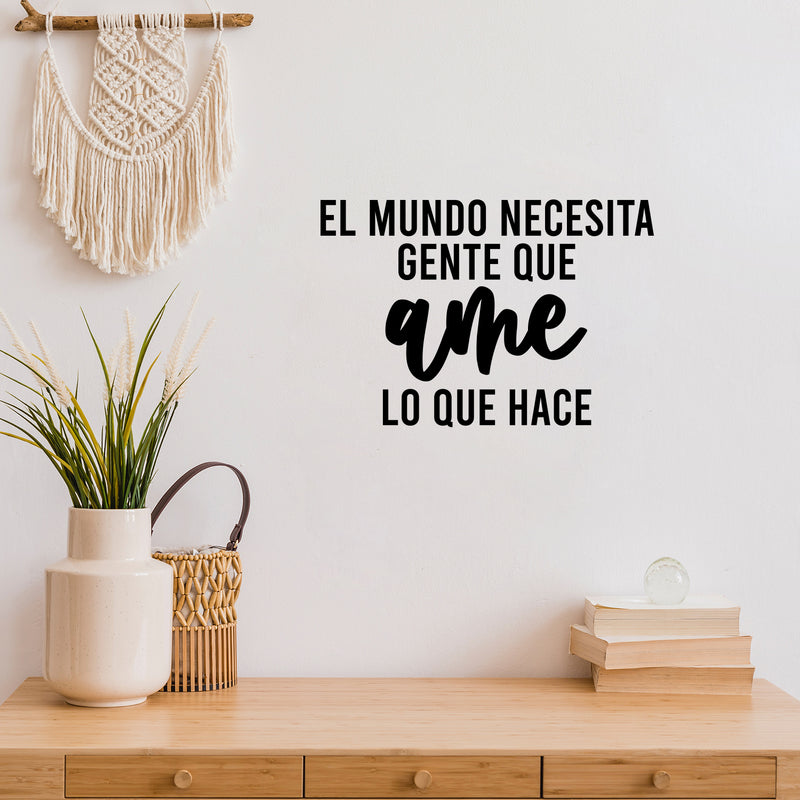 Vinyl Wall Art Decal - El Mundo Necesita Gente Que Ame Lo Que Hace / The World Needs People Who Love  - 16.5" x 24" - Inspiring Positive Spanish Quote Sticker For Home Office Decor 3