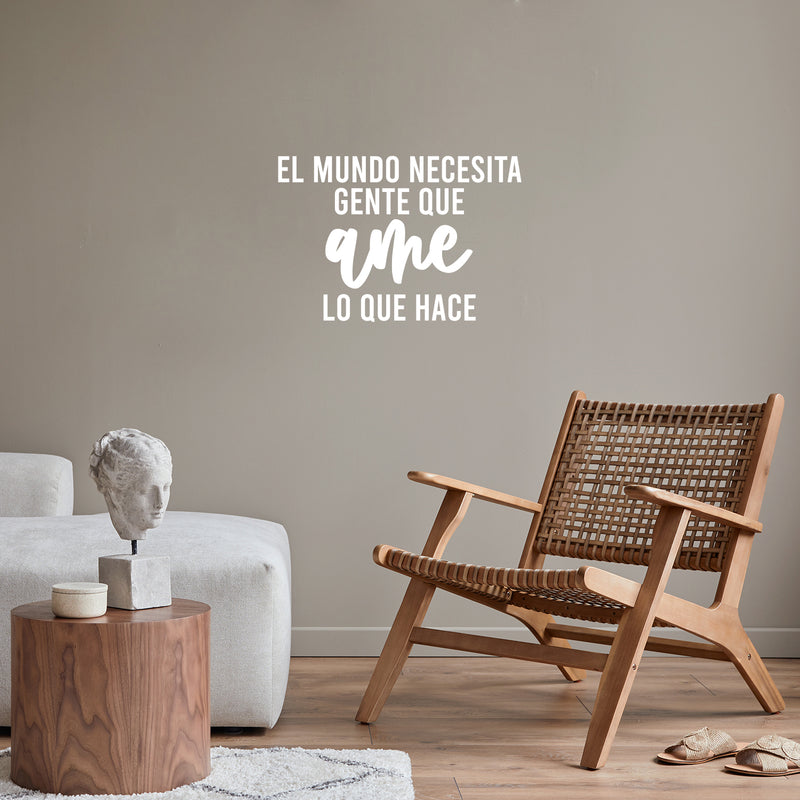 Vinyl Wall Art Decal - El Mundo Necesita Gente Que Ame Lo Que Hace / The World Needs People Who Love  - 16.5" x 24" - Inspiring Positive Spanish Quote Sticker For Home Office Decor 2