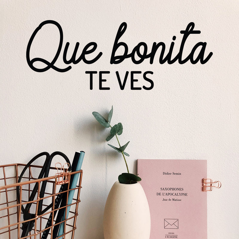 Vinyl Wall Art Decal - Que Bonita Te Ves / You Look So Pretty - 7. Inspiring Lovely Feminine Spanish Quote Sticker For Bedroom Closet Boutique Beauty Salon Coffee Shop Decor 2