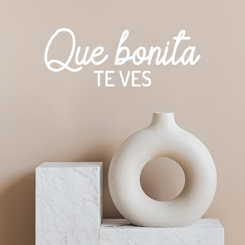 Vinyl Wall Art Decal - Que Bonita Te Ves / You Look So Pretty - 7.5" x 20" - Inspiring Lovely Feminine Spanish Quote Sticker For Bedroom Closet Boutique Beauty Salon Coffee Shop Decor 2