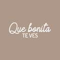 Vinyl Wall Art Decal - Que Bonita Te Ves / You Look So Pretty - 7.5" x 20" - Inspiring Lovely Feminine Spanish Quote Sticker For Bedroom Closet Boutique Beauty Salon Coffee Shop Decor 1