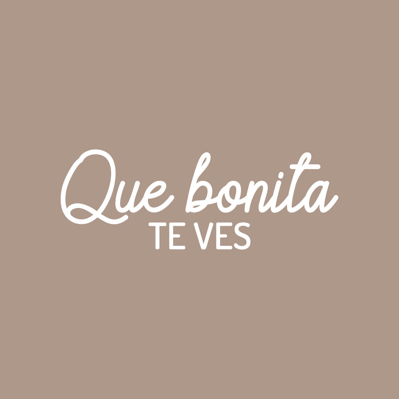 Vinyl Wall Art Decal - Que Bonita Te Ves / You Look So Pretty - 7.5" x 20" - Inspiring Lovely Feminine Spanish Quote Sticker For Bedroom Closet Boutique Beauty Salon Coffee Shop Decor 1