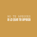 Vinyl Wall Art Decal - No Te Apegues A Lo Que Te Apaga / Don't Get Attached To What Turns You Off - 6.5" x 25" - Positive Spanish Quote Sticker For Home Office School Decor 1