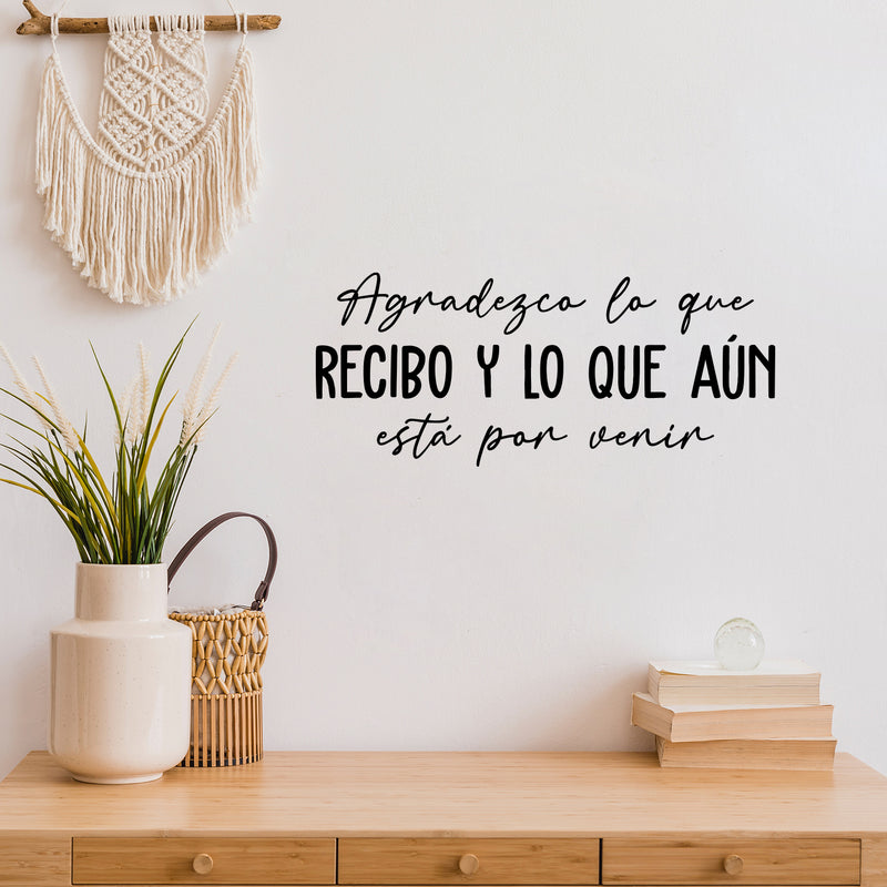 Vinyl Wall Art Decal - Agradezco Lo Que Recibo Y Lo Que Aún Está Por / I Appreciate What I Receive And What Is Yet To Come - 10.5" x 25"- Spanish Quote Sticker For Home Office Decor 2