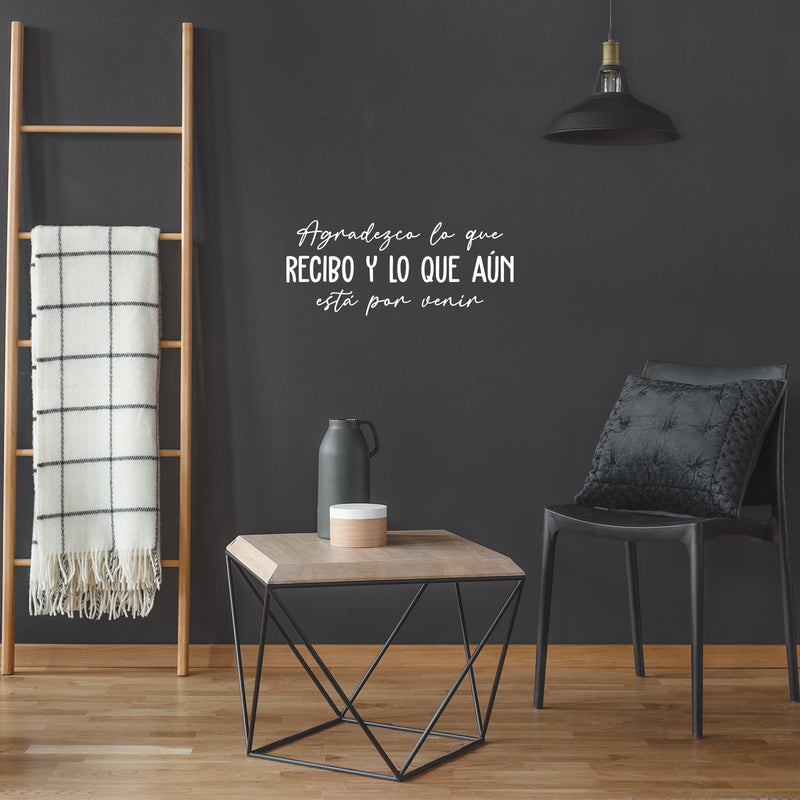 Vinyl Wall Art Decal - Agradezco Lo Que Recibo Y Lo Que Aún Está Por / I Appreciate What I Receive And What Is Yet To Come - 10.5" x 25"- Spanish Quote Sticker For Home Office Decor 3