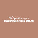 Vinyl Wall Art Decal - Pequeñas Cosas Hacen Grandes Cosas / Little Things Make Big Things - 5" x 25" - Positive Motivating Spanish Quote Sticker For Home School Gym Office Decor 1