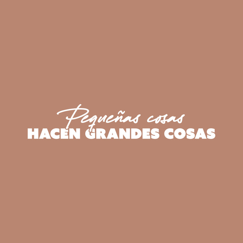 Vinyl Wall Art Decal - Pequeñas Cosas Hacen Grandes Cosas / Little Things Make Big Things - 5" x 25" - Positive Motivating Spanish Quote Sticker For Home School Gym Office Decor 1